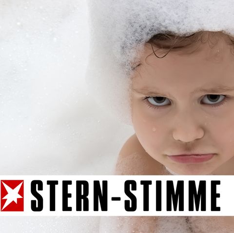 Ein sehr schlecht gelauntes Kind beim Haare waschen