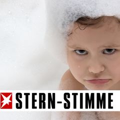 Ein sehr schlecht gelauntes Kind beim Haare waschen
