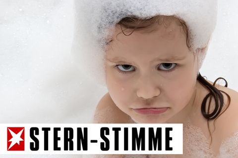 Ein sehr schlecht gelauntes Kind beim Haare waschen