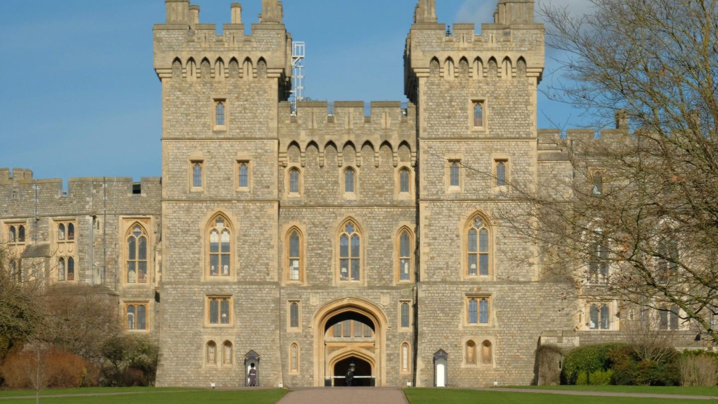 Alarm to the Queen: armed man enters Windsor Castle Alarm to the Queen: armed man enters Windsor Castle
