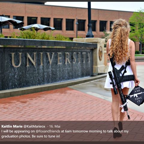 US-Studentin Kaitlin Bennett posiert mit AR-10-Gewehr auf dem Campus