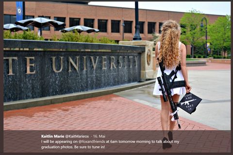 US-Studentin Kaitlin Bennett posiert mit AR-10-Gewehr auf dem Campus