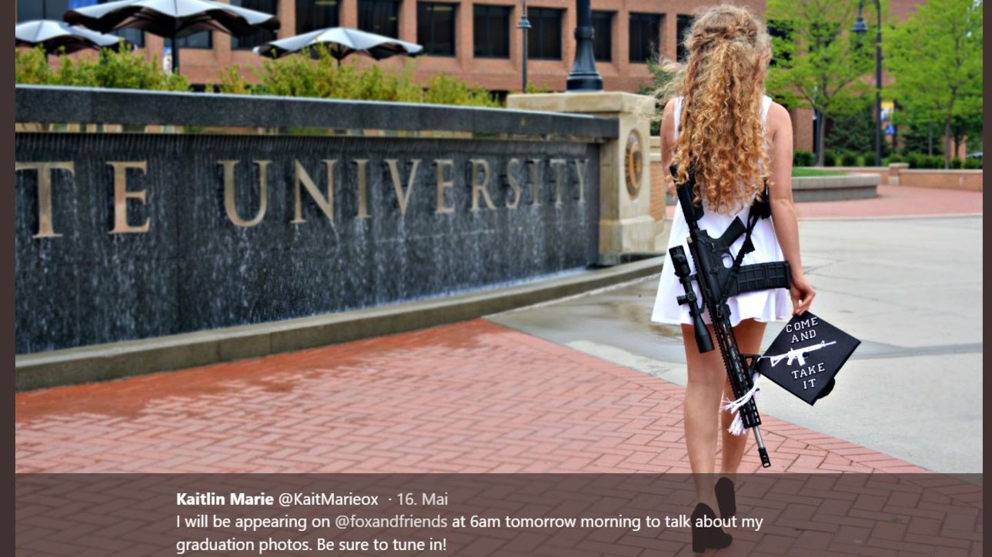 US-Studentin Kaitlin Bennett posiert mit AR-10-Gewehr auf dem Campus
