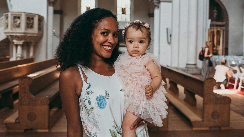 Jeanette mit Tochter Ruby in der Kirche beim Aufbau einer Münchner Promihochzeit