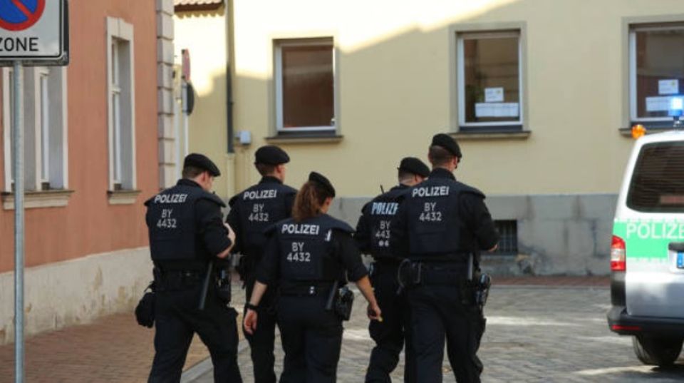 Neues Polizeigesetz in Bayern - das ändert sich Was ändert sich durch das neue Polizeiaufgabengesetz? Die Antwort gibt's im Video.