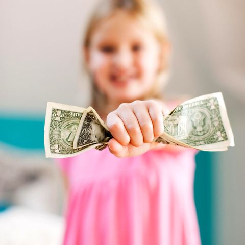 Kind und Dollar-Scheine