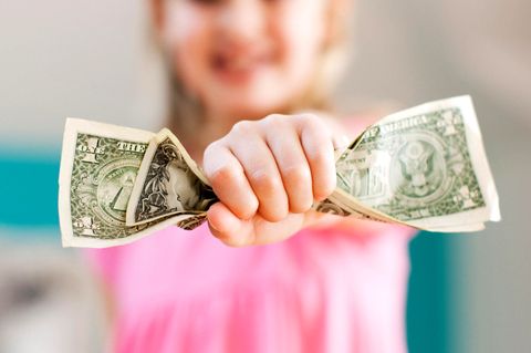 Kind und Dollar-Scheine