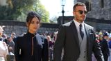 David Beckham kommt Hand in Hand mit seiner Frau Victoria und mit Sonnenbrille auf der Nase