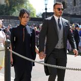 David Beckham kommt Hand in Hand mit seiner Frau Victoria und mit Sonnenbrille auf der Nase