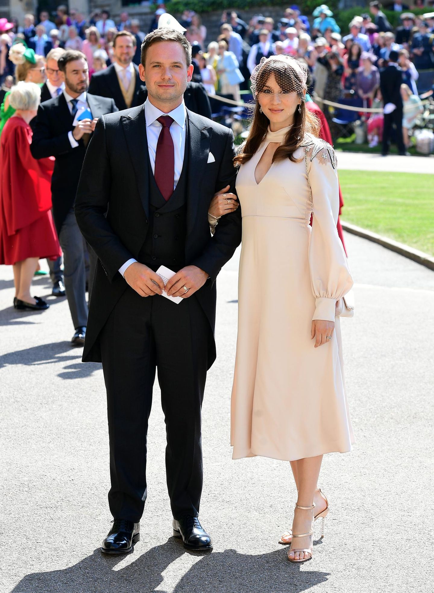 Patrick J. Adams spielte in der Serie "Suits" den Ehemann von Meghan Markle. Nach Windsor kam der Schauspieler mit seiner echten Frau Troian Bellisario.