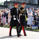 Prinz Harry (l.) und sein Bruder und Trauzeuge Prinz William gehen zu Fuß zur Kapelle