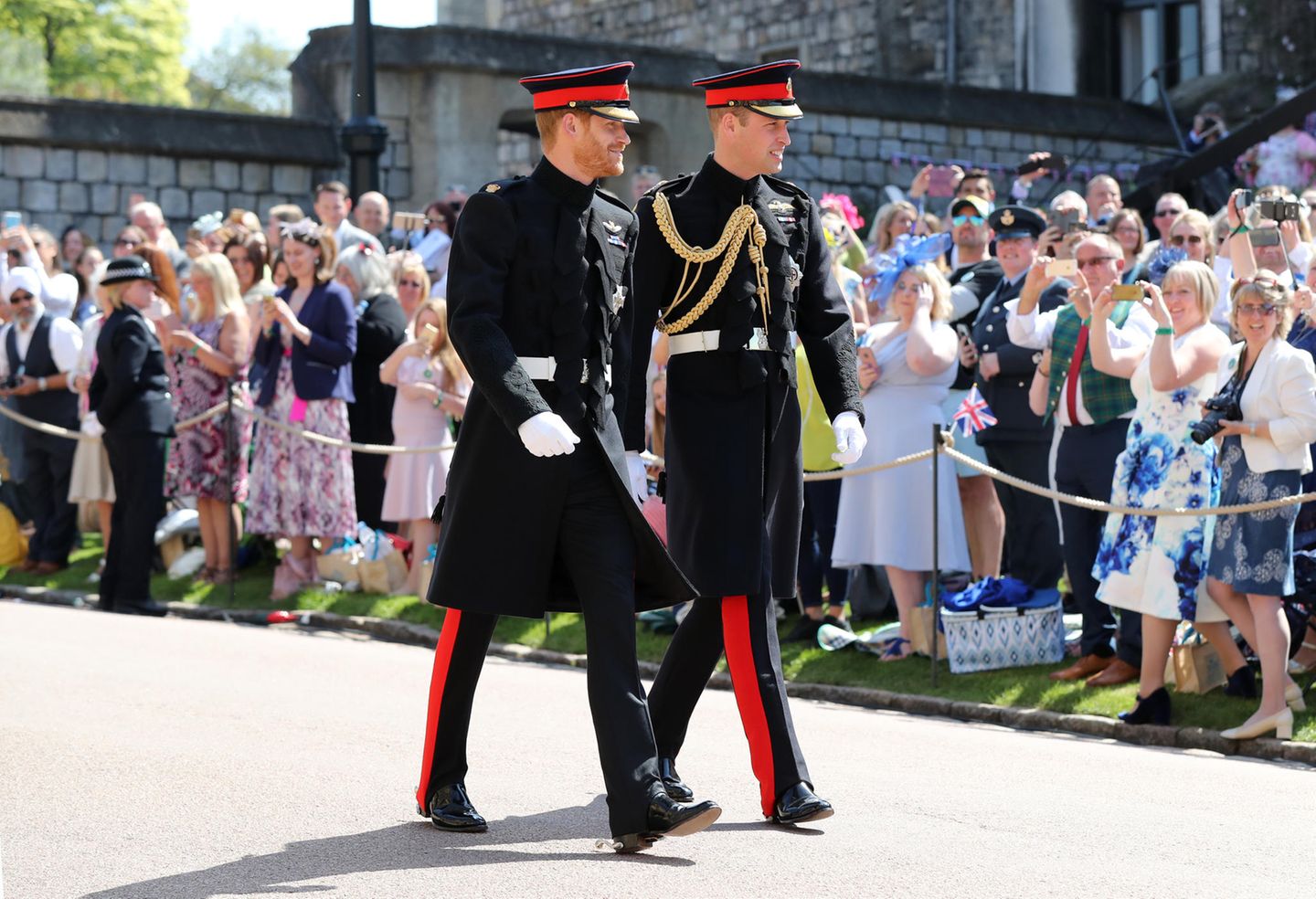 Prinz Harry (l.) und sein Bruder und Trauzeuge Prinz William gehen zu Fuß zur Kapelle