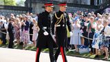Prinz Harry (l.) und sein Bruder und Trauzeuge Prinz William gehen zu Fuß zur Kapelle