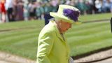 Die Queen kam in Zitronengelb zur Hochzeit ihres Enkels Harry