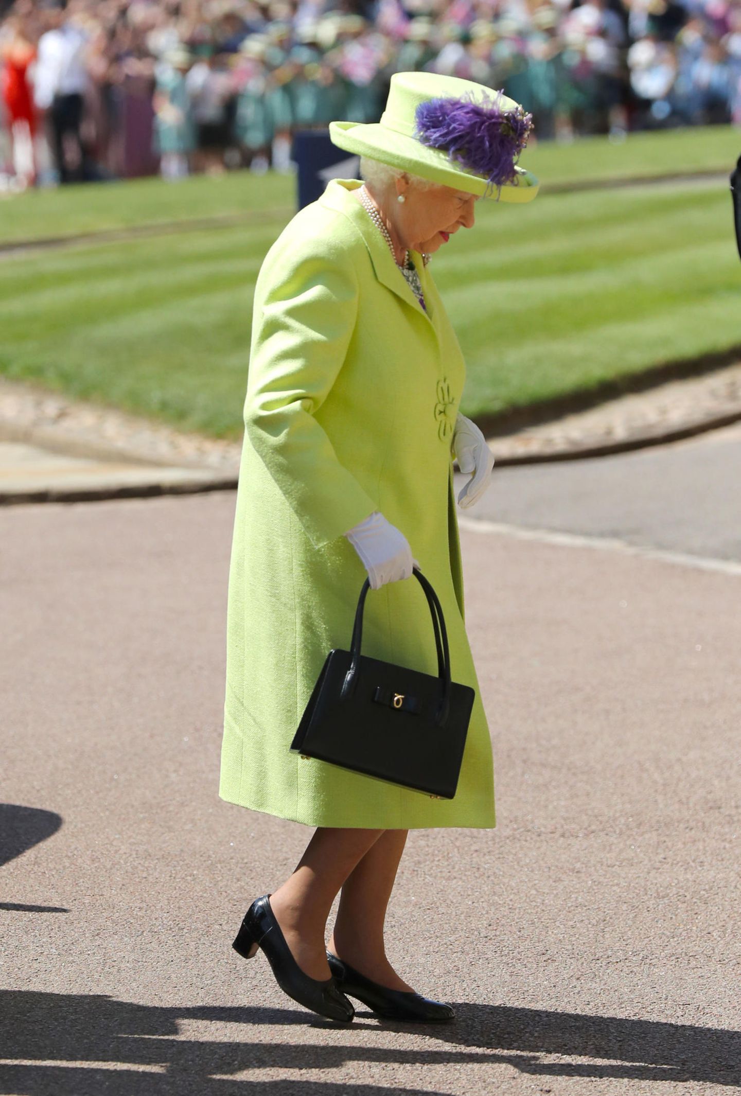 Die Queen kam in Zitronengelb zur Hochzeit ihres Enkels Harry