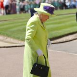 Die Queen kam in Zitronengelb zur Hochzeit ihres Enkels Harry