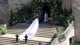 Meghan Markel betrat die St George's Chapel allein. Beeindruckend war ihr fünf meter langer Schleier.