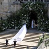 Meghan Markel betrat die St George's Chapel allein. Beeindruckend war ihr fünf meter langer Schleier.