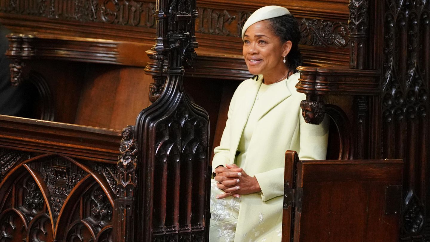 Meghans Mutter Doria Ragland saß in der zweiten Reihe und vergoss während der Zeremonie so manche Träne. Ihr Outfit stammt von US-Designer Oscar de la Renta.