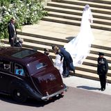 Meghan Markle entsteigt dem Rolls Royce und erklimmt die Stufen zur St George's Chapel