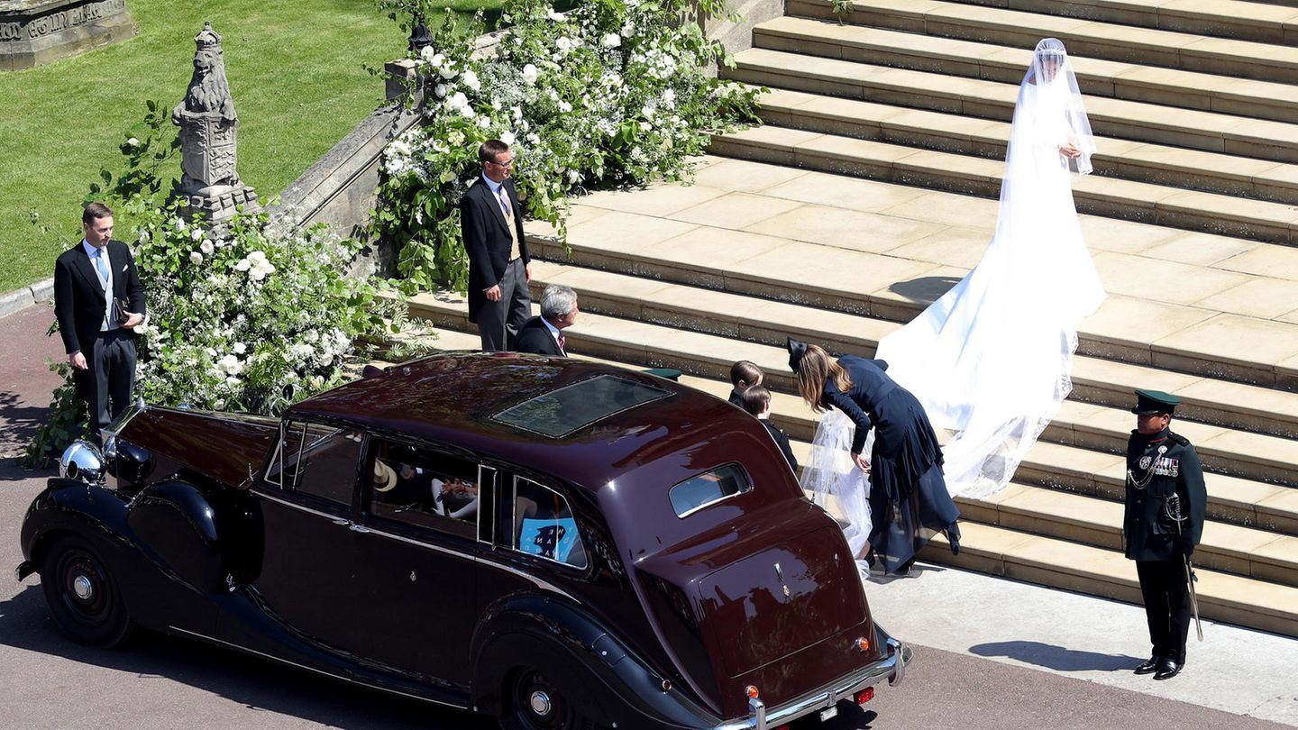 Meghan Markle entsteigt dem Rolls Royce und erklimmt die Stufen zur St George's Chapel