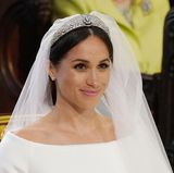 Meghan Markle trug die Queen Mary's Diamond Bandeau Tiara aus dem Jahr 1932. Das Schmuckstück wurde der Braut von Königin Elizabeth II. geliehen.