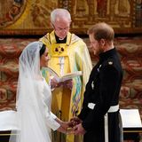 Meghan und Harry geben sich das Eheversprechen. Meghan sagte: "Ich, Meghan, nehme Dich, Harry, zu meinem Ehemann, um Dich zu haben und zu halten von diesem Tag an; im Guten, im Schlechten, in Reichtum und in Armut, in Krankheit und in Gesundheit, um Dich zu lieben und zu ehren, bis dass der Tod uns scheidet, dem Heiligen Gebot Gottes folgend. In Anwesenheit Gottes leiste ich dieses Gelöbnis." Das Gleiche versprach auch Harry.