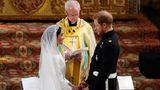Meghan und Harry geben sich das Eheversprechen. Meghan sagte: "Ich, Meghan, nehme Dich, Harry, zu meinem Ehemann, um Dich zu haben und zu halten von diesem Tag an; im Guten, im Schlechten, in Reichtum und in Armut, in Krankheit und in Gesundheit, um Dich zu lieben und zu ehren, bis dass der Tod uns scheidet, dem Heiligen Gebot Gottes folgend. In Anwesenheit Gottes leiste ich dieses Gelöbnis." Das Gleiche versprach auch Harry.