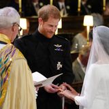 Harry und Meghan tauschen Ringe. Sie musste dabei etwas nachhelfen, als Harry ihr den Ring über den linken Finger streifte.