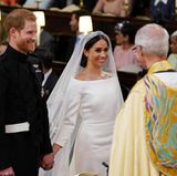 Prinz Harry und Meghan Markle wirkten während der Trauung gelöst, lachten und hielten sich an den Händen. Wobei Harry einige Tränen in den Augen hatte, während Meghan sehr selbstbewusst auftrat.