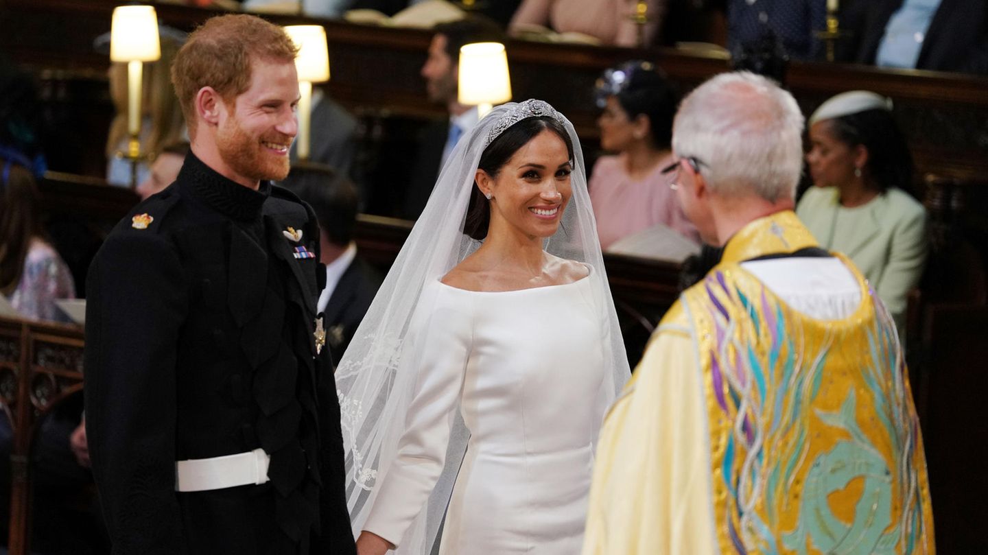 Prinz Harry und Meghan Markle wirkten während der Trauung gelöst, lachten und hielten sich an den Händen. Wobei Harry einige Tränen in den Augen hatte, während Meghan sehr selbstbewusst auftrat.