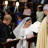 Harry und Meghen knien zum Gebet