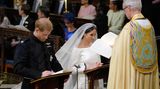 Harry und Meghen knien zum Gebet