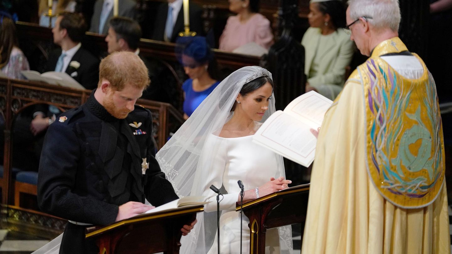 Harry und Meghen knien zum Gebet