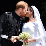 Nach der Trauung küssten sich Harry und Meghan vor der Kapelle