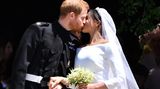 Nach der Trauung küssten sich Harry und Meghan vor der Kapelle