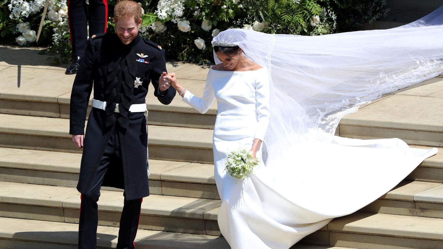 Harry und Meghan auf dem Weg aus der Kapelle