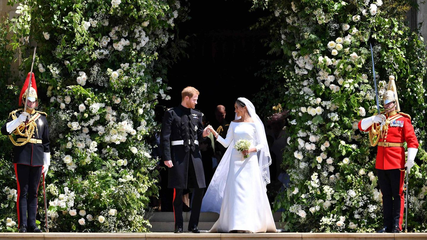 Harry und Meghan vor dem blumengeschmücktem Eingang der St George's Chapel