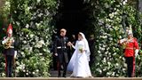 Harry und Meghan vor dem blumengeschmücktem Eingang der St George's Chapel