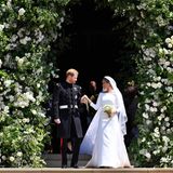 Harry und Meghan vor dem blumengeschmücktem Eingang der St George's Chapel