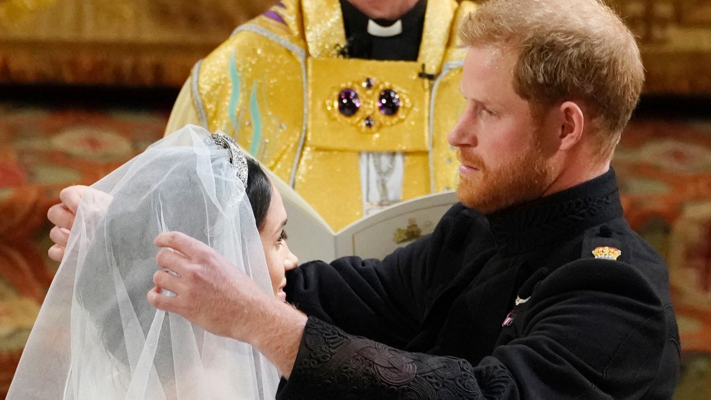 Prinz Harry lüftet den Schleier seiner Braut