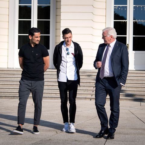 Fußballnationalspieler Ilkay Gündogan (l.) und Mesut Özil (M.) mit Bundespräsident Frank-Walter Steinmeier
