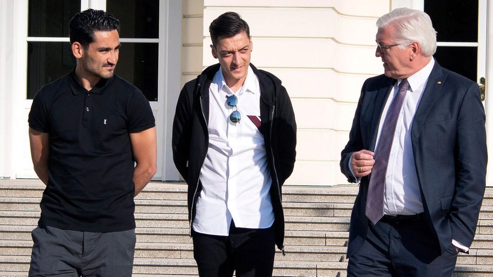 Fußballnationalspieler Ilkay Gündogan (l.) und Mesut Özil (M.) mit Bundespräsident Frank-Walter Steinmeier Fußballnationalspieler Ilkay Gündogan (l.) und Mesut Özil (M.) mit Bundespräsident Frank-Walter Steinmeier