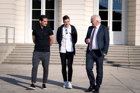 Fußballnationalspieler Ilkay Gündogan (l.) und Mesut Özil (M.) mit Bundespräsident Frank-Walter Steinmeier