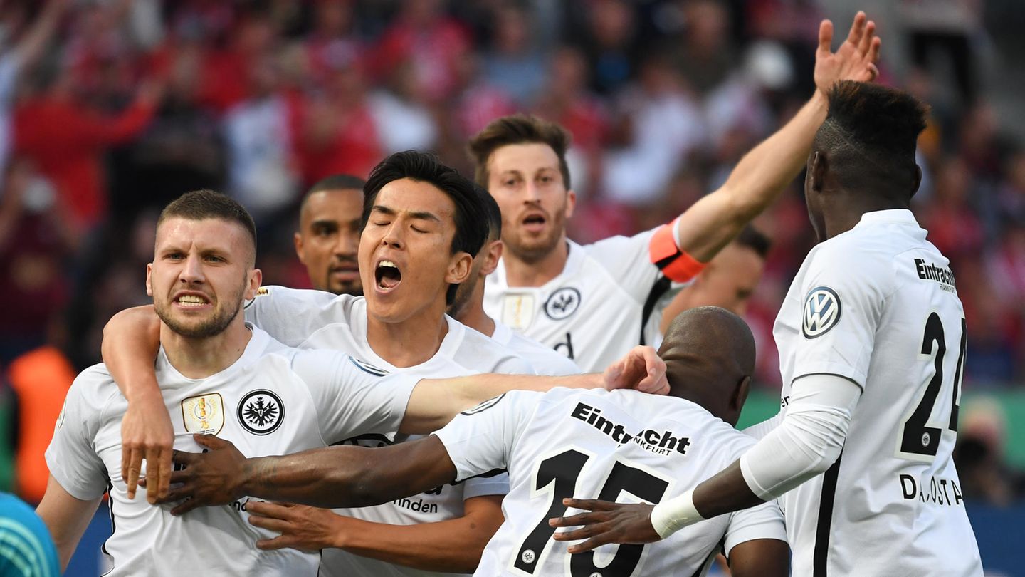 Dank zweier Treffer von Ante Rebic (l.) gewinnt Eintracht Frankfurt das Pokalfinale gegen den FC Bayern München