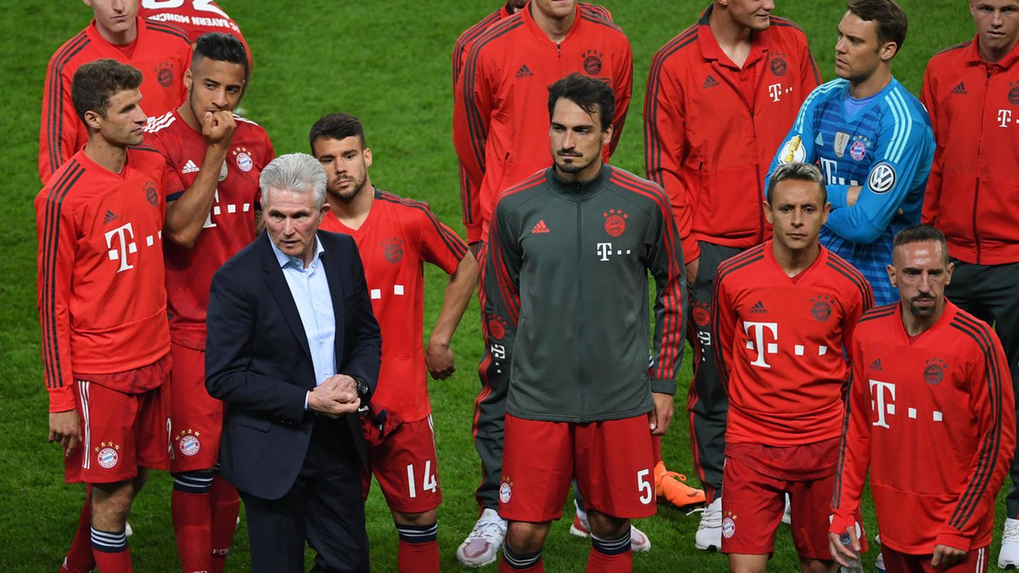 Die Spieler des FC Bayern München verschwanden nach ihrem Teil der Siegerehrung wortlos in der Kabine