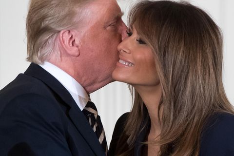Donald Trump begrüßt seine Frau Melania mit einem Kuss auf die Wange