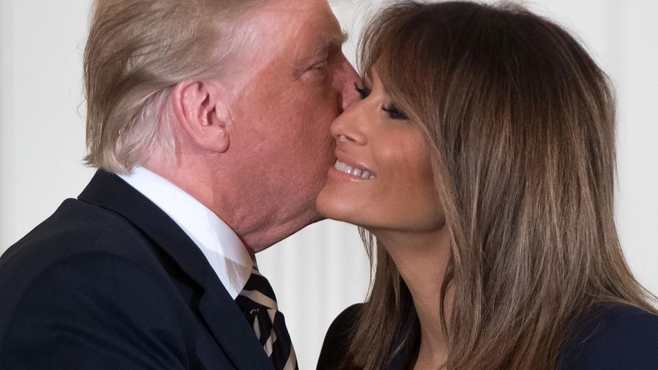 Donald Trump begrüßt seine Frau Melania mit einem Kuss auf die Wange