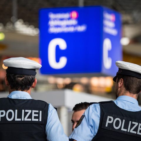 Polizisten an einem Flughafen in Frankfurt