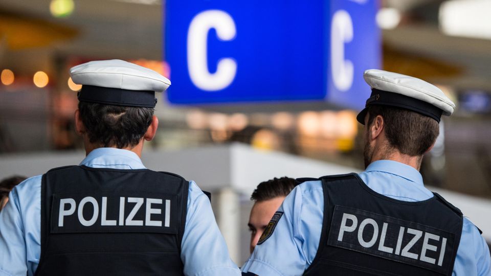 Polizisten an einem Flughafen in Frankfurt